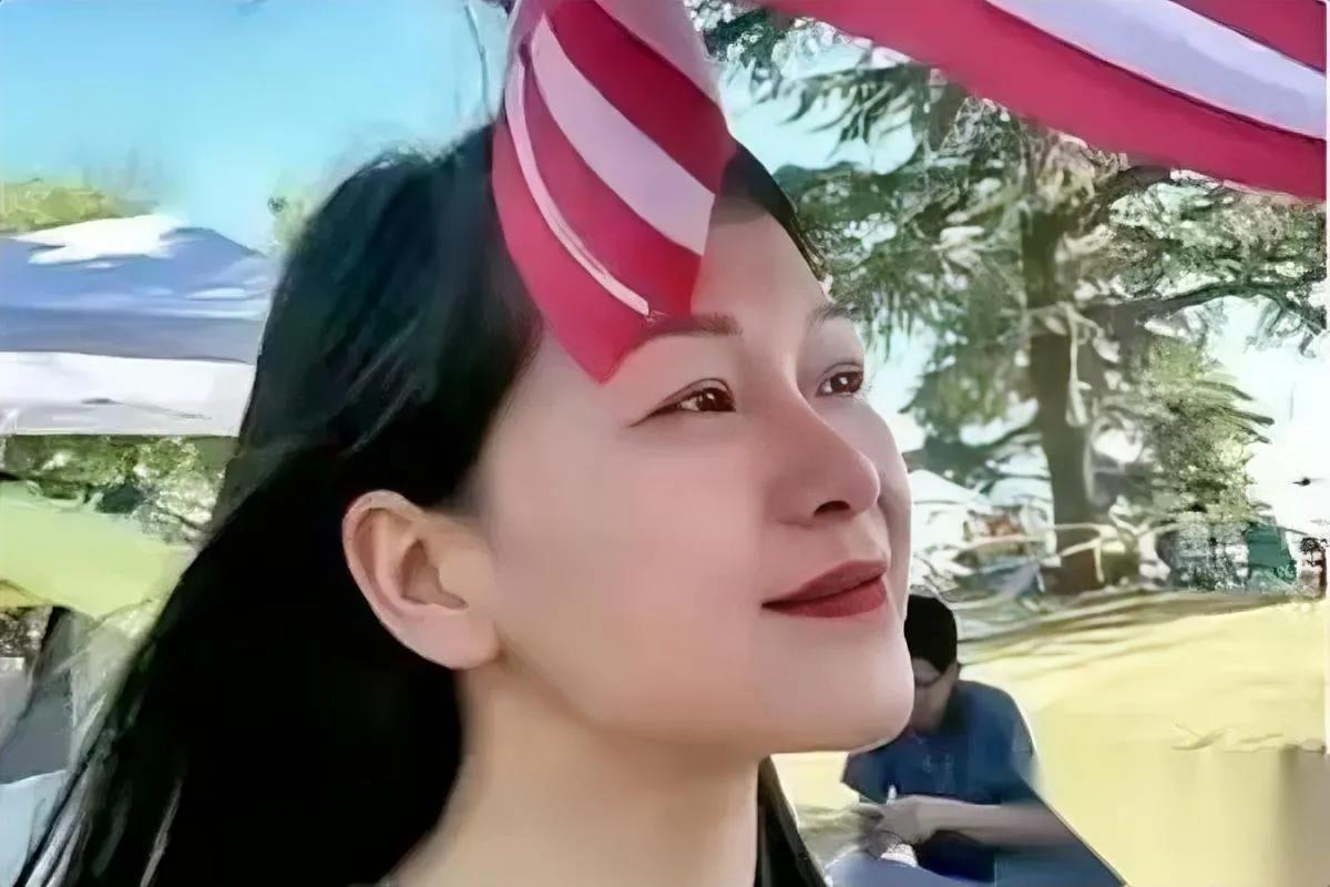 那个年入百万的

美女作家走了

你猜她现在在美国混成啥样？

当初放着上海大平