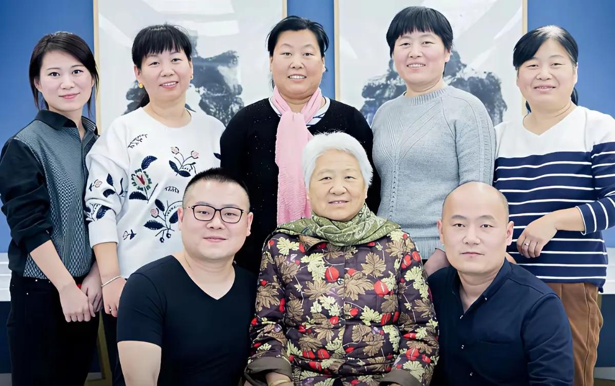 昨天岳云鹏的五姐岳雅凝开着四五十万的宝马五系，把老母亲接回了家。

岳云鹏当年和