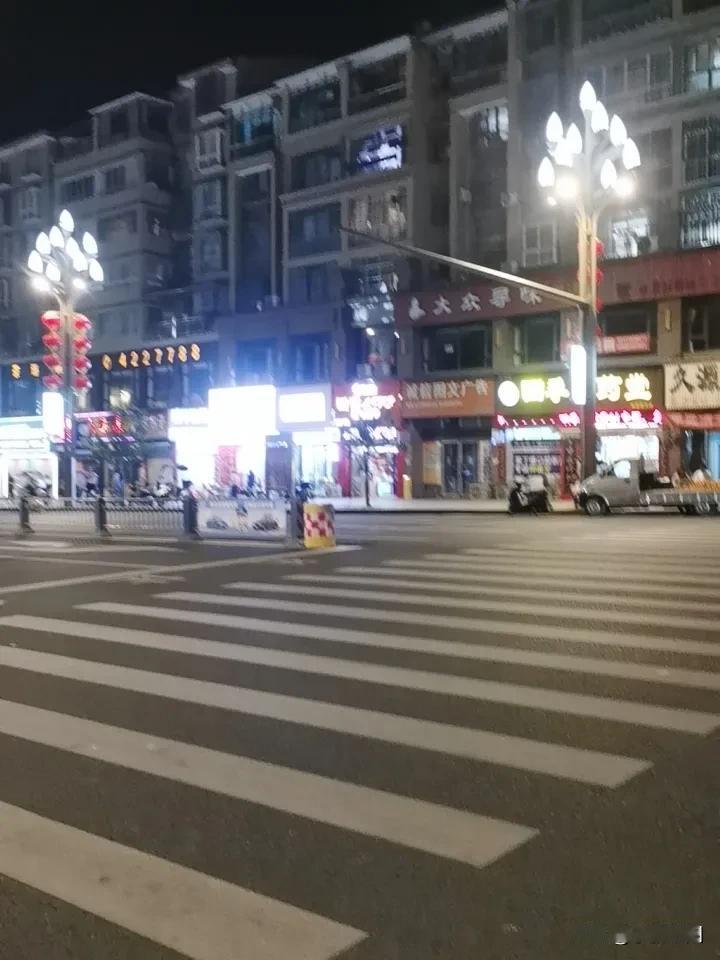 太卷了，真的太卷了
为什么这么多人钟意开餐馆
倒一家开一家
就在我所在的县城里，