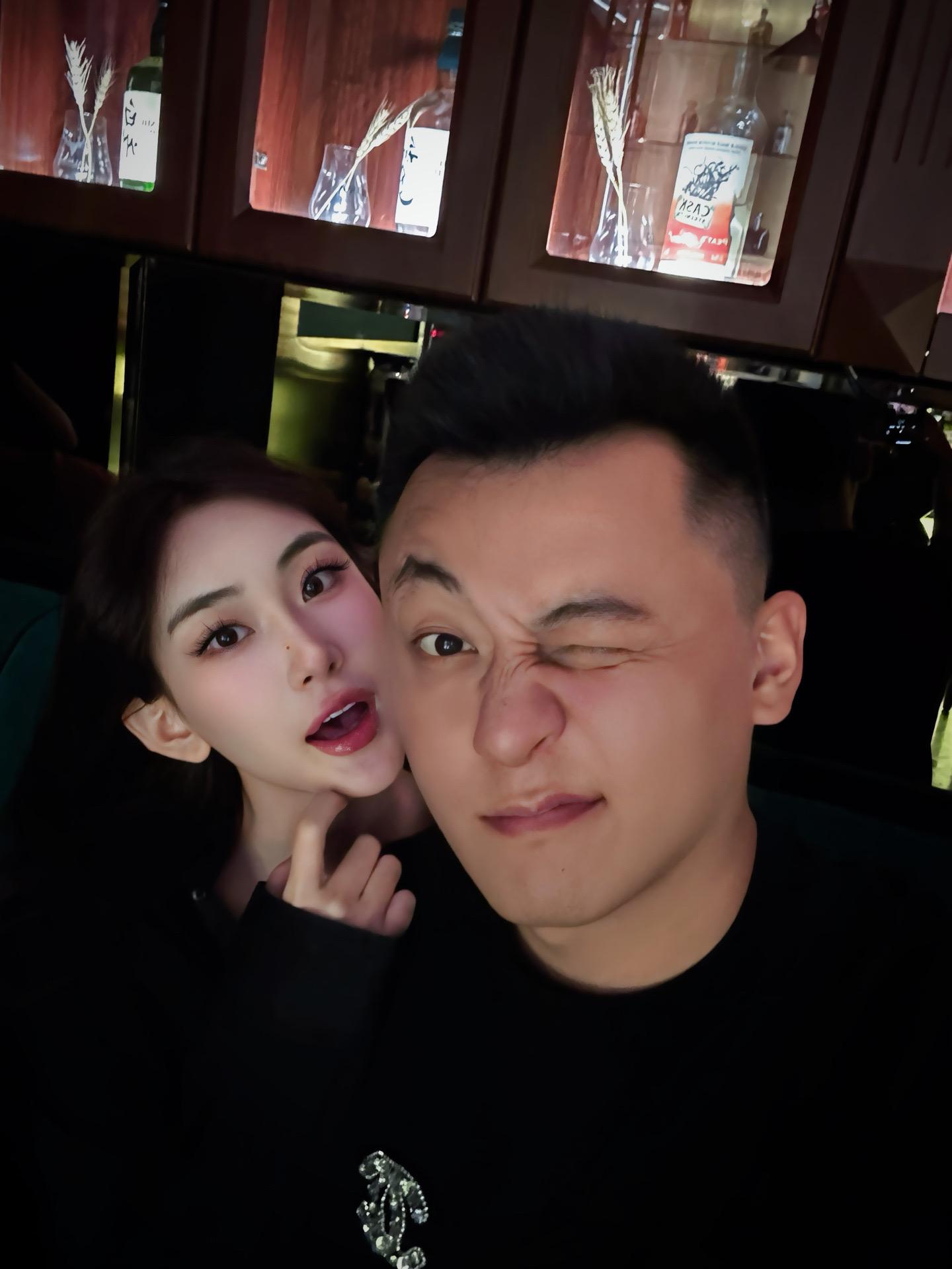 给我们兄弟俩拍张照片