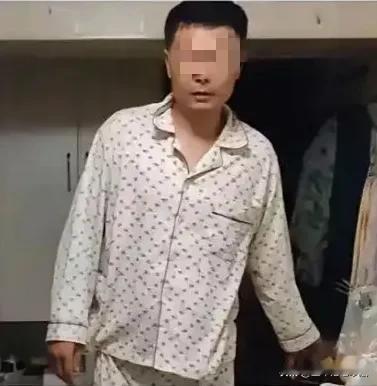 这位南京小哥匆忙去和红姐约会，身着家里的睡衣就出来了，这得有多猴急啊！这红姐到底