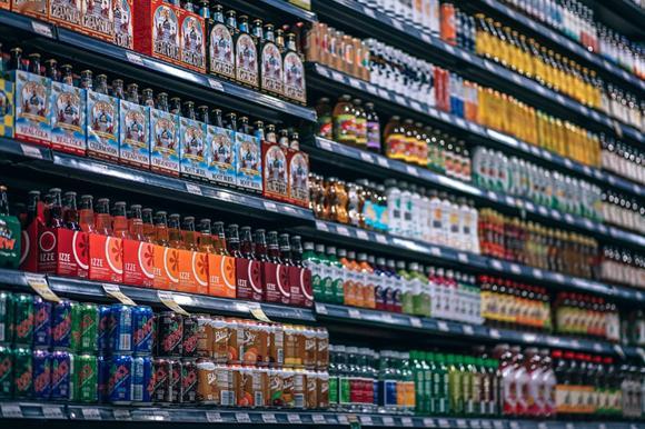 【这2种饮料混着喝可能永久损伤大脑：记忆力下降 认知受损】据媒体报道，动物实验发