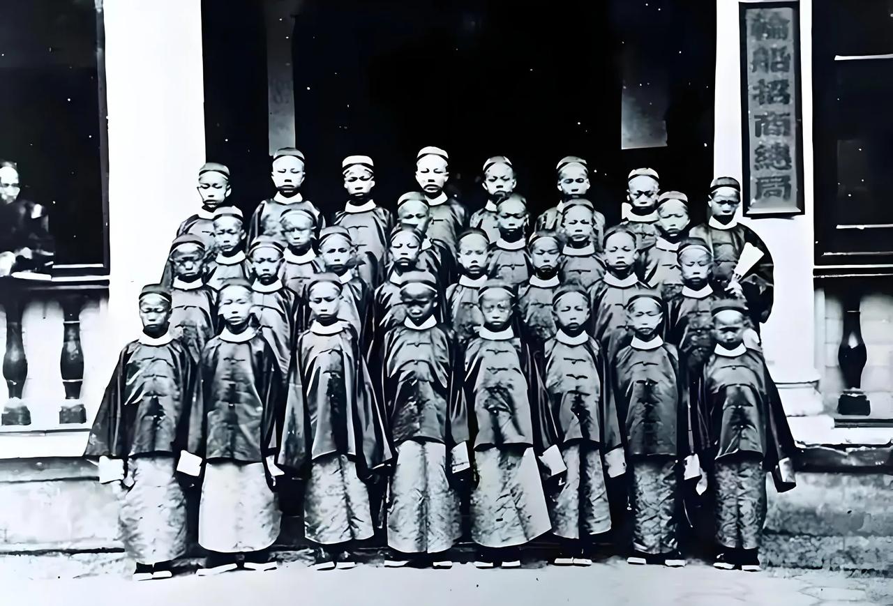 1872 年 8 月 11 日，在曾国藩、李鸿章推动下，由容闳倡议并组织的‌中国