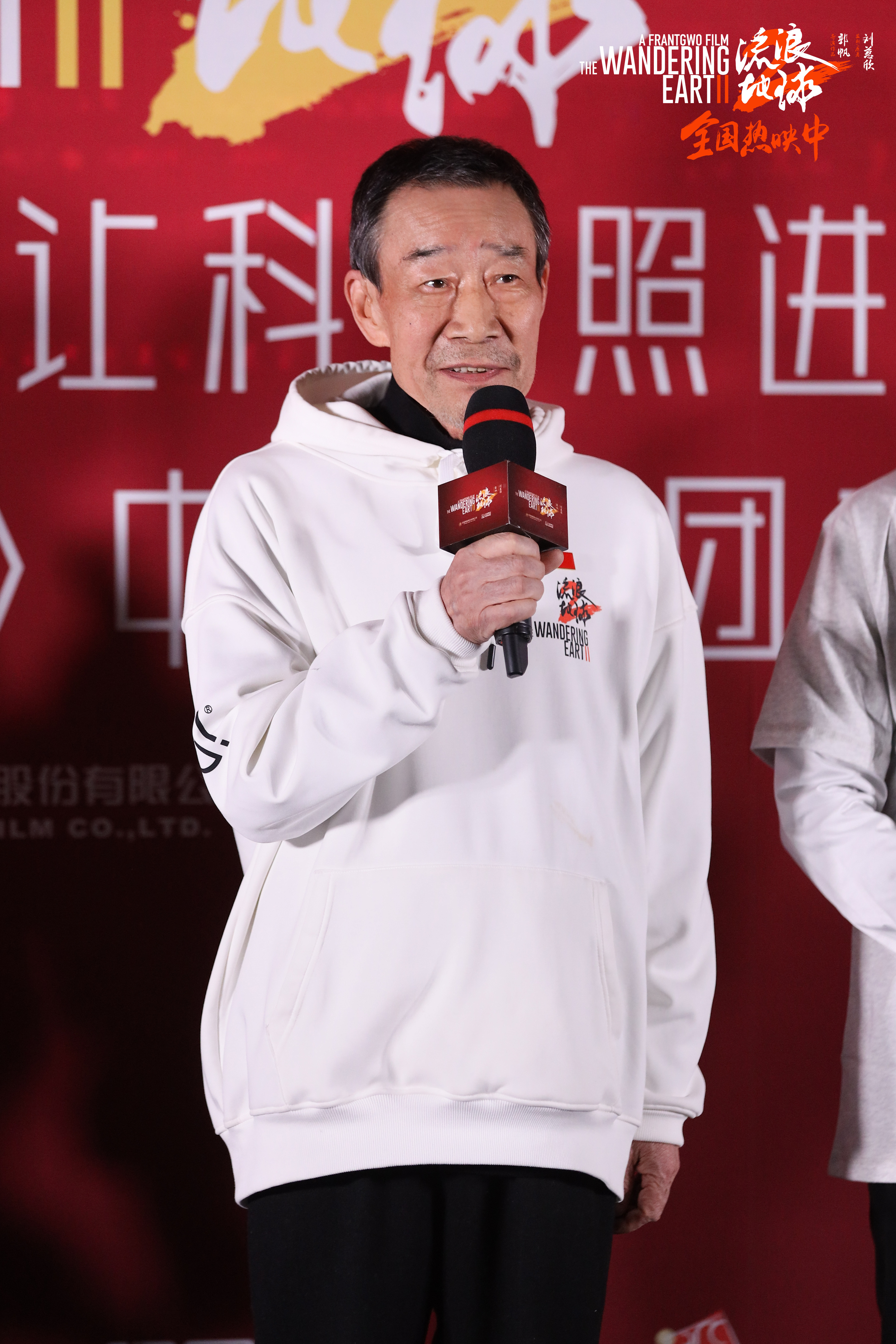 李雪健拍球3要靠控制器感应说台词李雪健背对手演员台词表演 近日，李雪健接受人民日