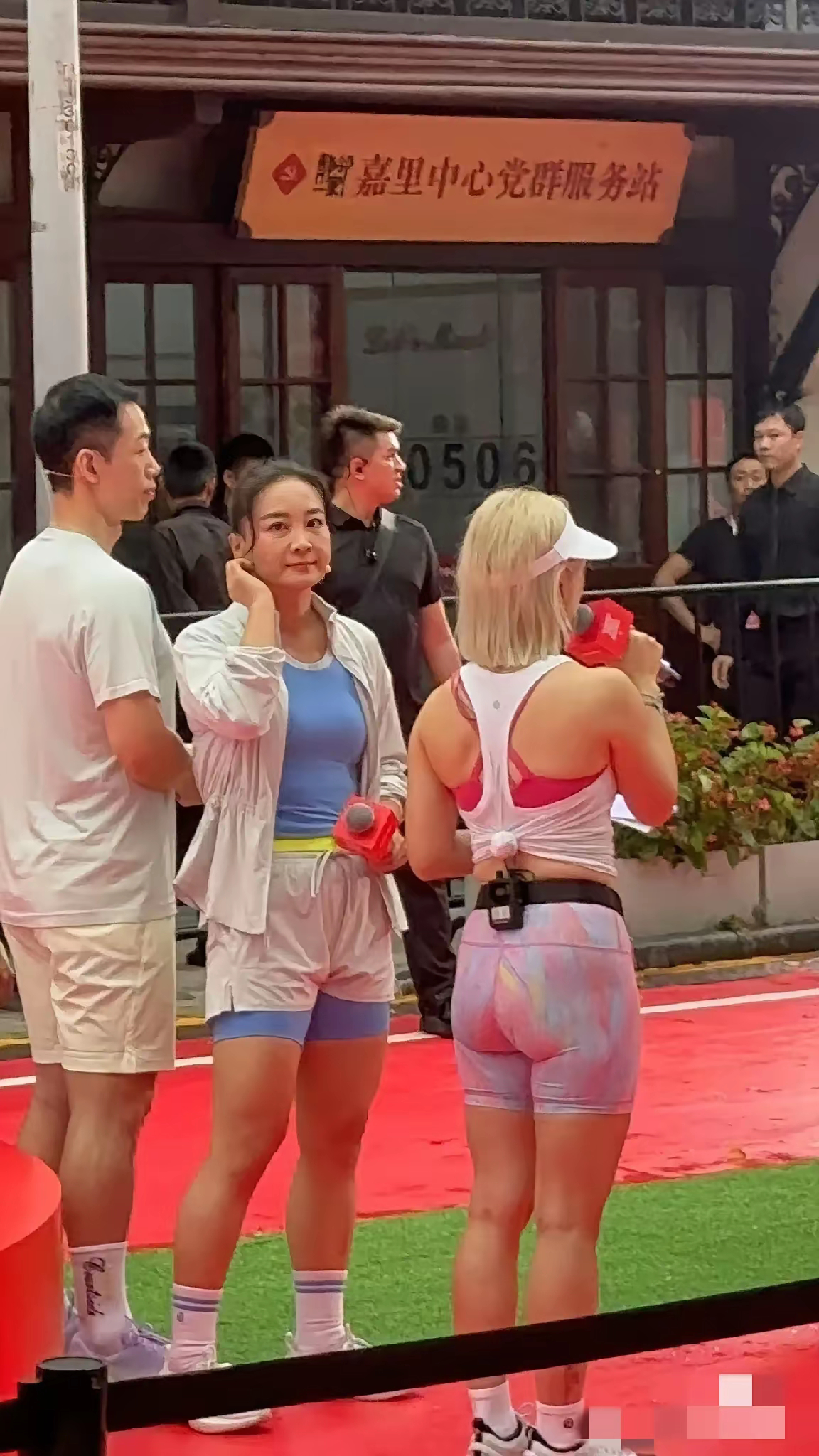 我有一个疑问，贾玲虽然说瘦了很多，从一个大胖子变成了一个美女，但为什么她的腿看起