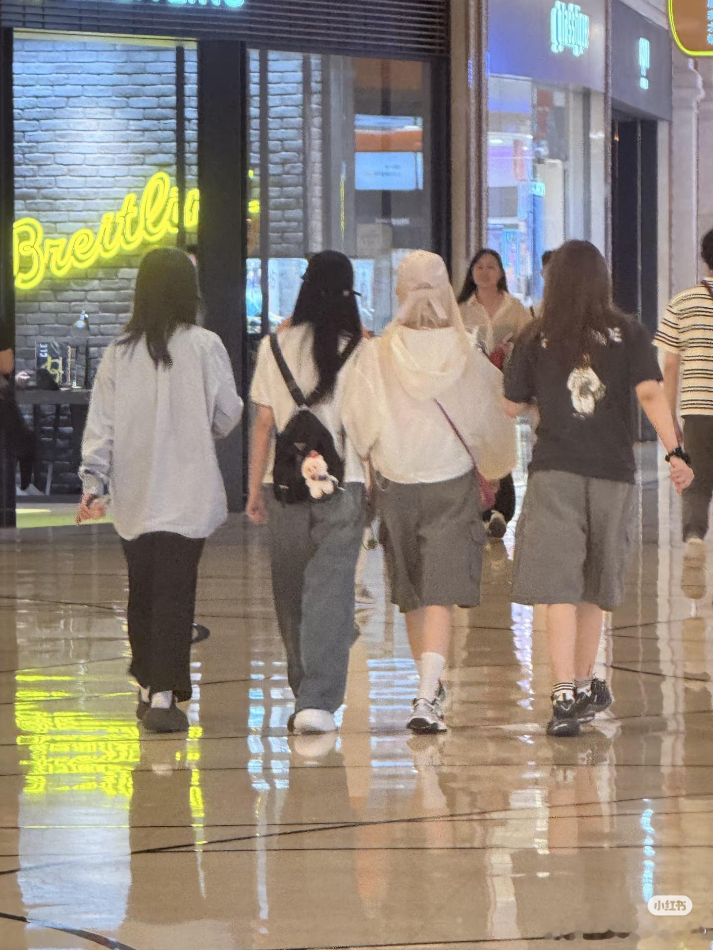 白鹿[超话]宋雨琦[超话]澳门偶遇宋雨琦白鹿 哇塞，有路人在澳门偶遇了雨琦和白鹿