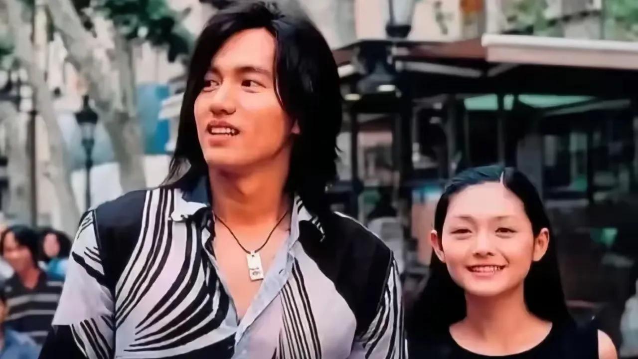 8月13日，素黑西装包裹的言承旭单膝触地，指尖轻抚大S墓碑上