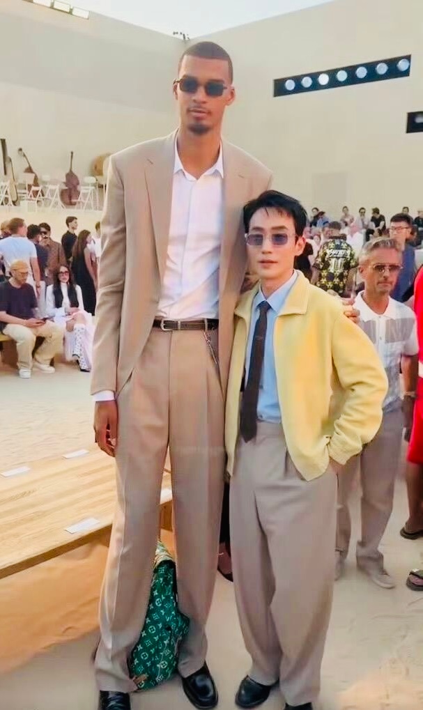 笑吐了🤪看出来很喜欢了朱一龙内心os：wow！！他好高！我好爱！我的梦想身高