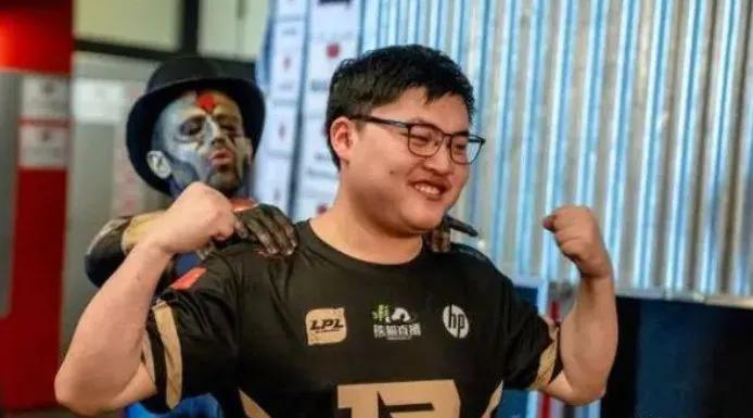 其实Uzi大可不必今年就退役，明年选择一个弱队再试着打一年！
Uzi复出就直接到