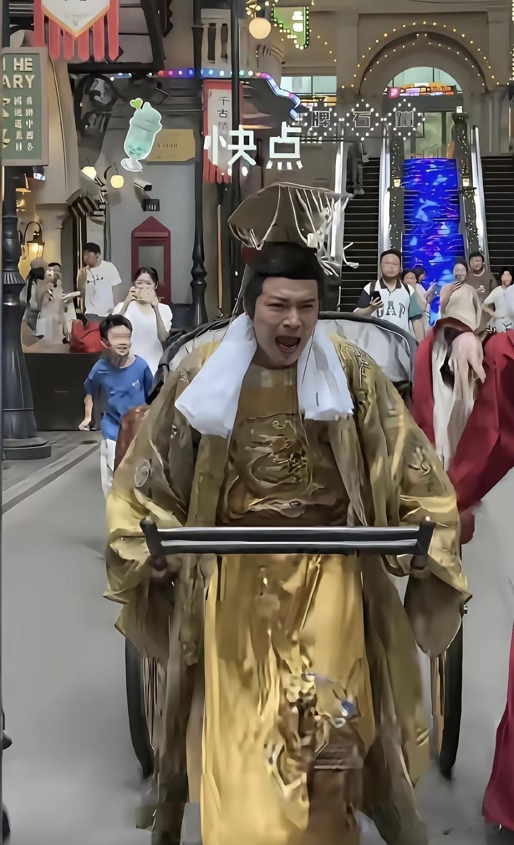 这年头部分演员没戏拍，皇帝都出来打工了。郑国霖就跑到景区当NPC，一会给要当人力