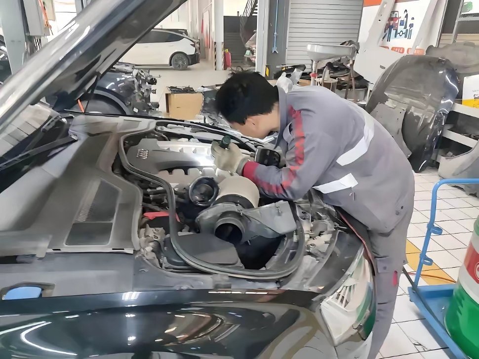 修理工不会告诉你的事，这5样东西车开到报废也不用换：​1.防冻液​原厂的防冻液质