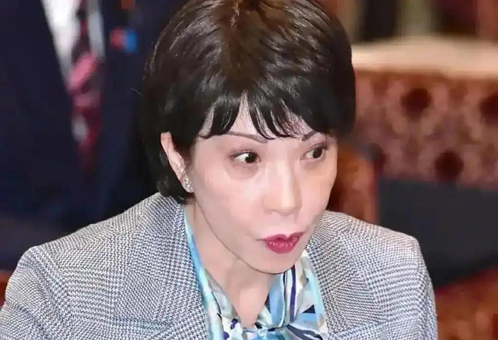 高市早苗的两种病：一种疼自己，一种害国家
 
凌晨三点，日本首相官邸的灯亮得扎眼