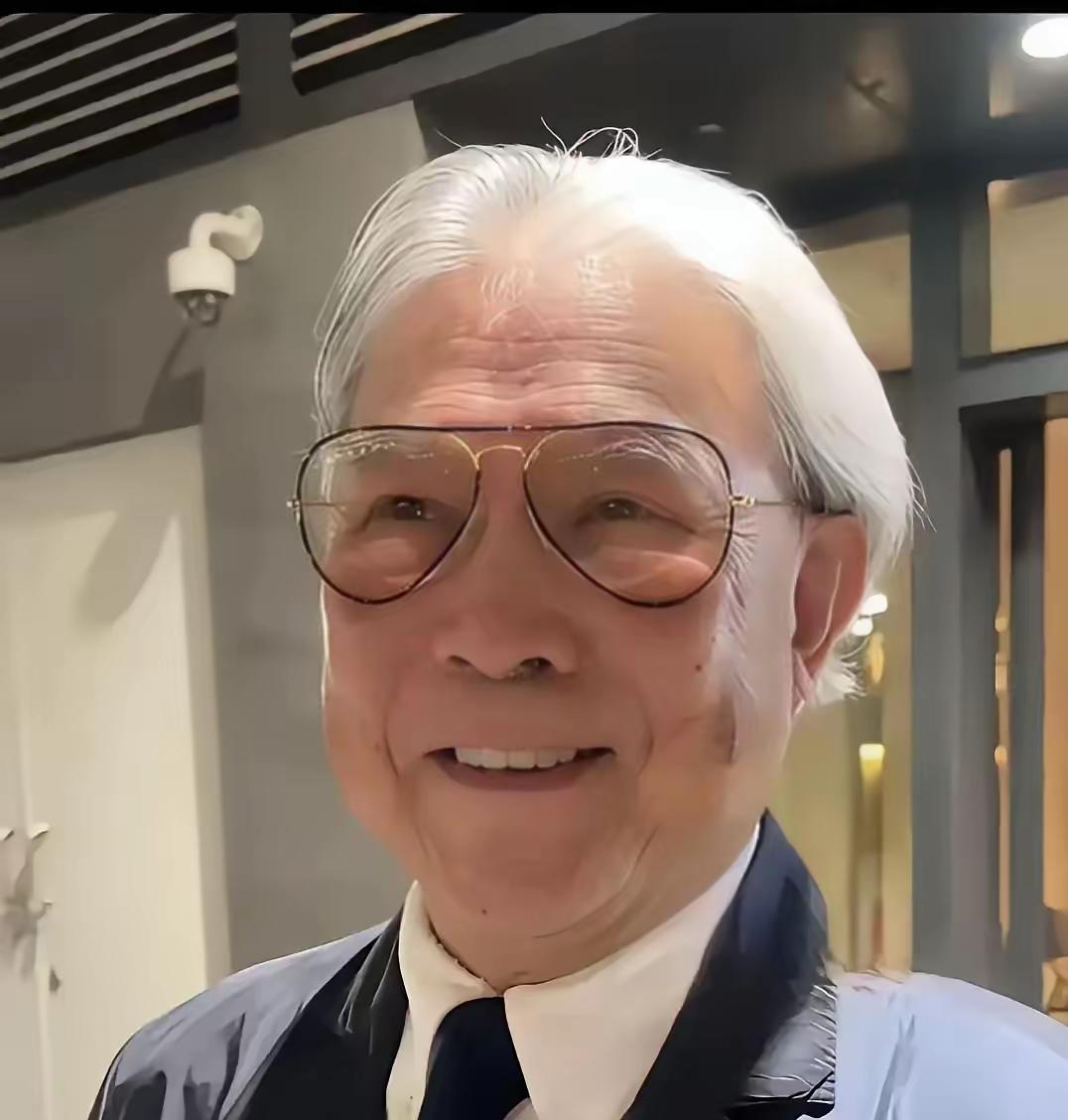 豪门最怕的竟是孤独
豪门最奢侈的从来不是游艇珠宝，而是霍震霆生日桌上那三副添上的