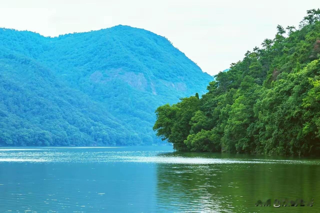 青山绿水城市晚霞