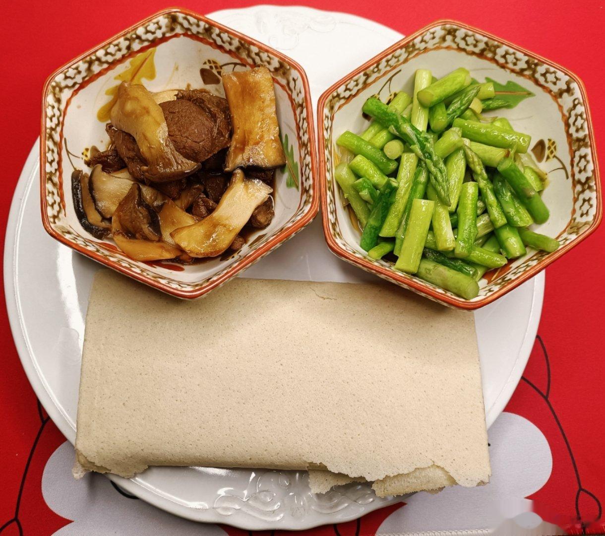 济南最后一餐：剩下的红烧肉加雪茸煮了一下，素炒芦笋，山东大煎饼，早上剩的杂粮粥喝