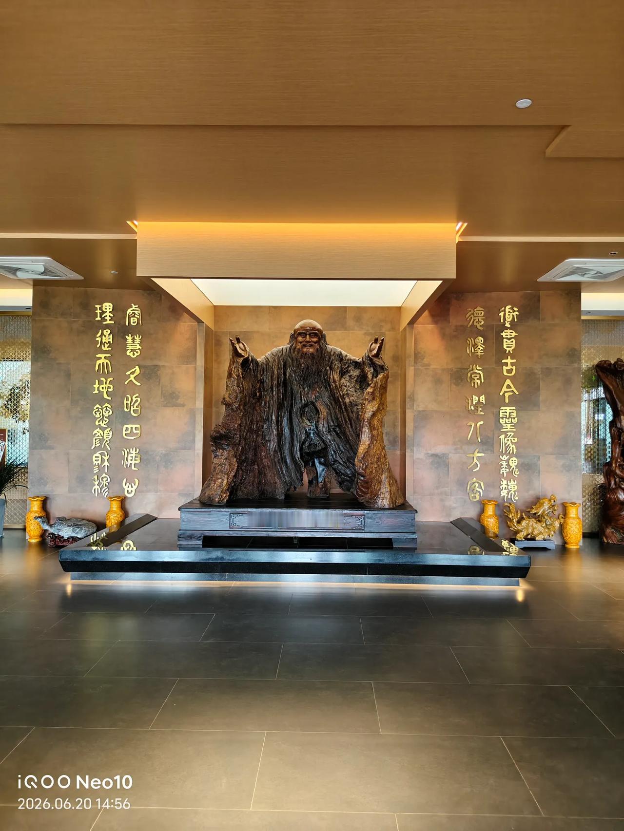 红花白藕青荷叶，两岸原本是一家，源出一脉，同气连枝，炎黄传万代，大号是中华。