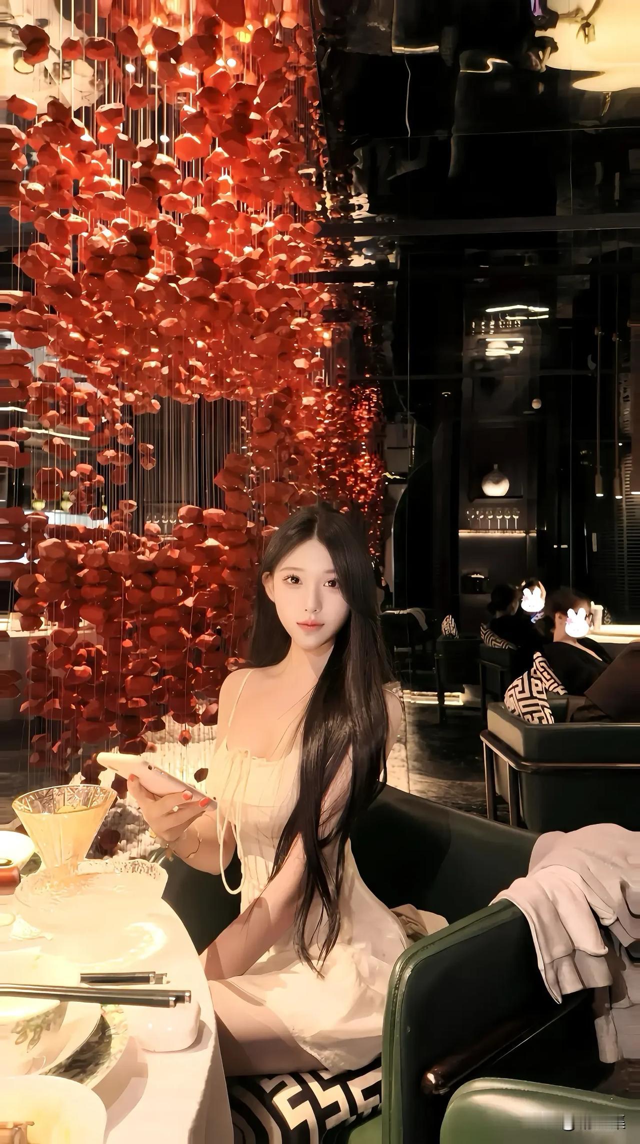 优雅餐厅之夜，红灯笼下享受美食与时光