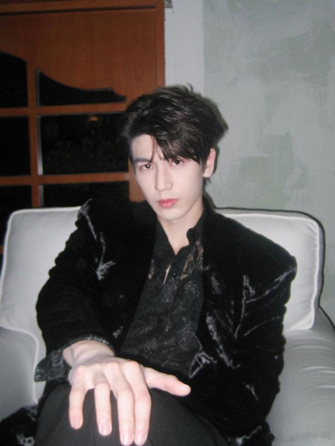 戴上去直接和本人两模两样，一屋子人里扒拉半天都认不出，可那挺拔的身形和隐约的帅脸