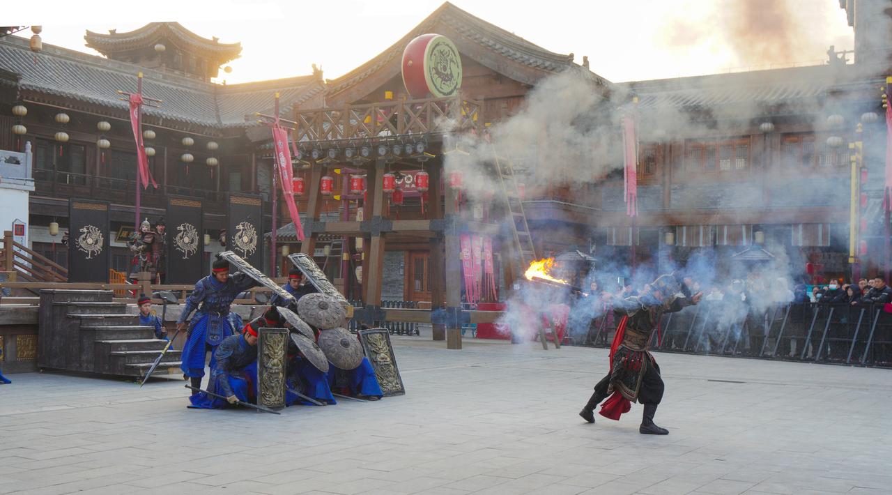 冬日的临沂琅琊古城，藏着古今交织的暖。青石板路映着红灯笼的光晕，望淮门的飞檐在薄