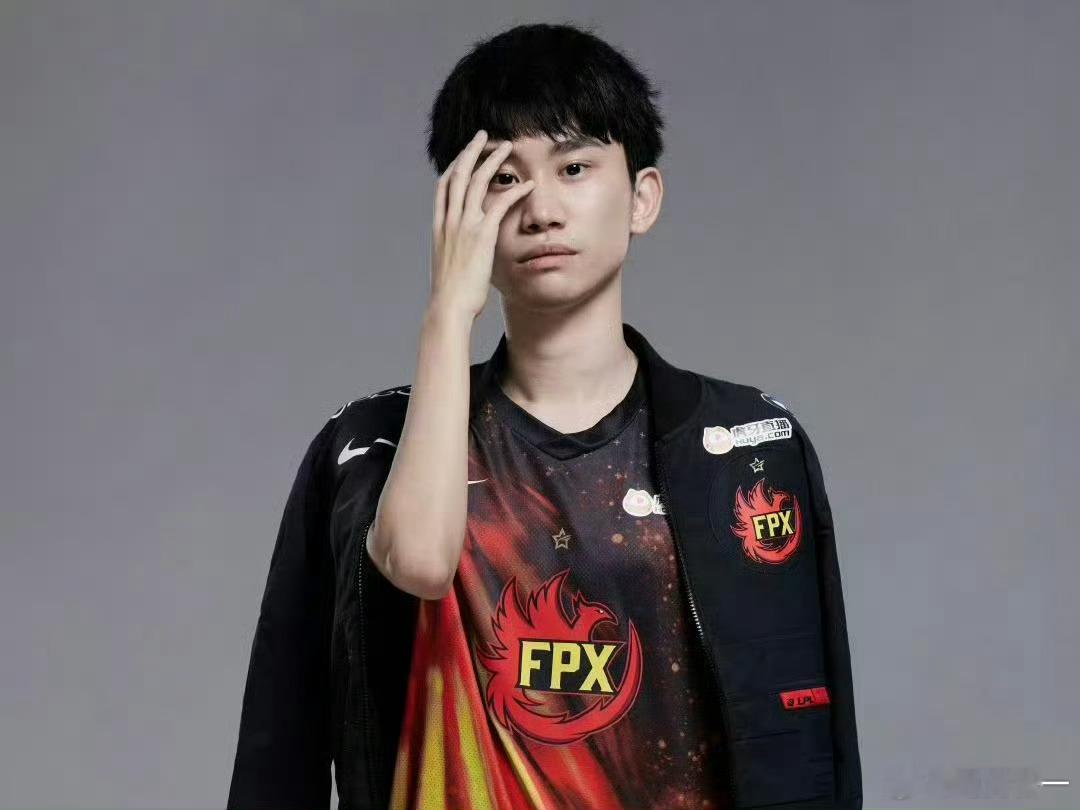 他有没有被lpl封杀了，就是比如二路都当不了，隔壁cf李思楠我记得就是玩瓦被封杀