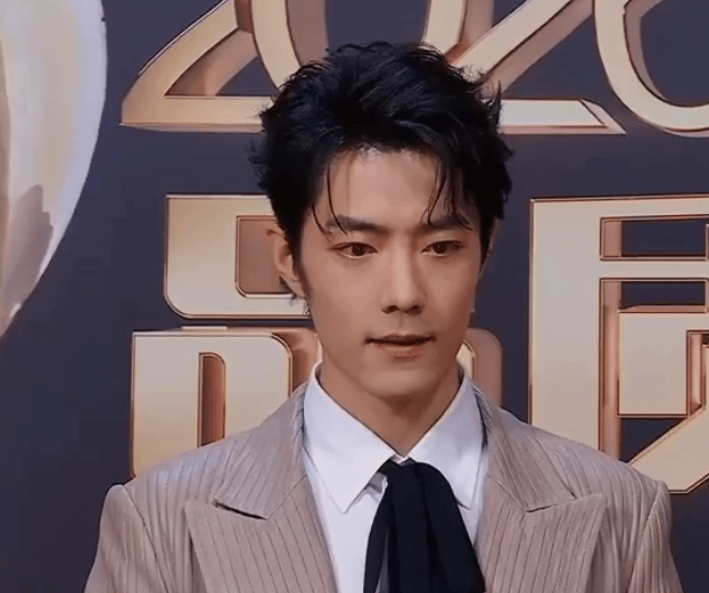 肖战 今日 电视剧品质盛典 官摄镜头cut，浅色的西服套装，搭配白衬衫和黑的飘带