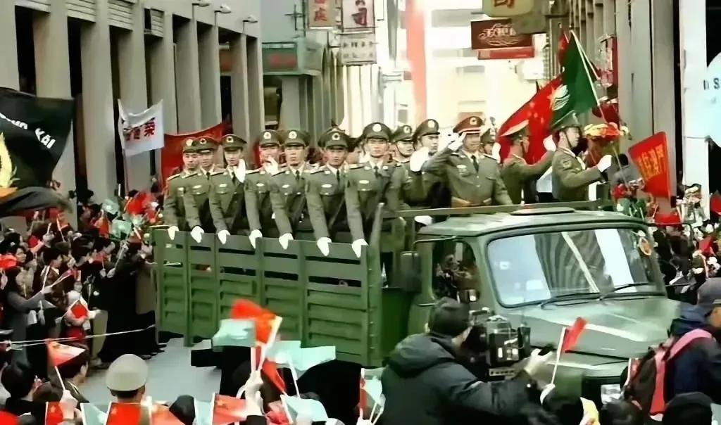 图一为1999年澳门回归时，解放军坐着大卡车进驻澳时的情景。图二为2024年换防