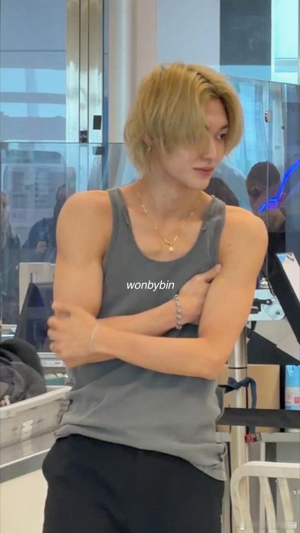 元彬机场安检脱外套瞳孔地震此男 身材太顶了吧，完全是衣服架子。 ​​​