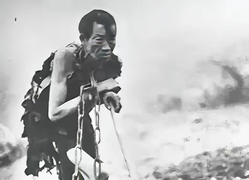 1950年青海西宁解放路两旁的商铺已挂上崭新的红旗，身着军装的解放军战士正向各族