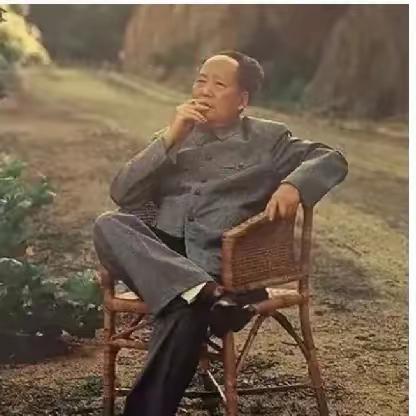 1965年井冈山经典瞬间！毛主席端坐抽烟，气势震人心魄
 
一张老照片，定格永恒