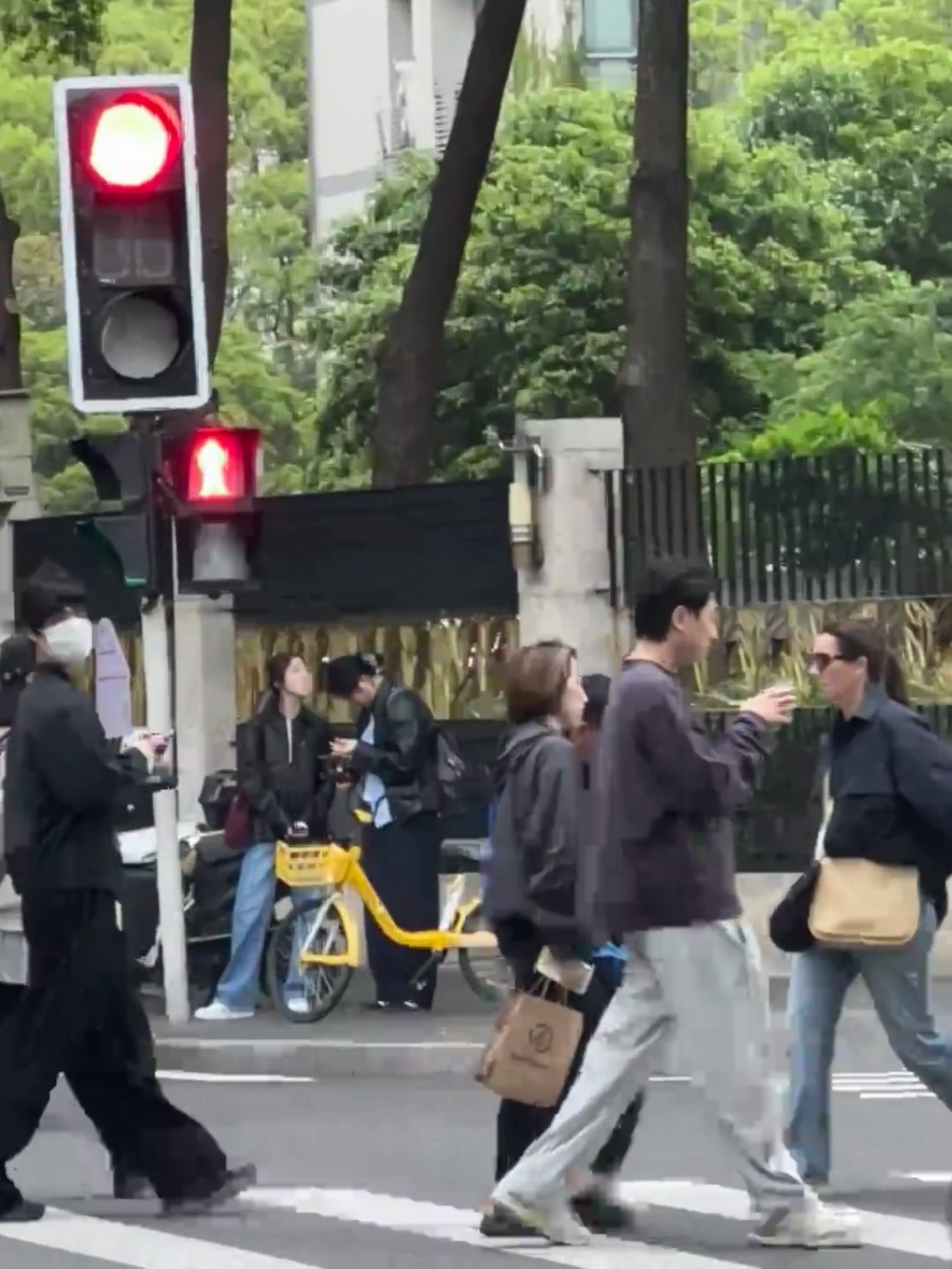 还和王安宇的海报自拍了哈哈哈哈上海偶遇朴宝剑朴宝剑和王安宇海报自拍