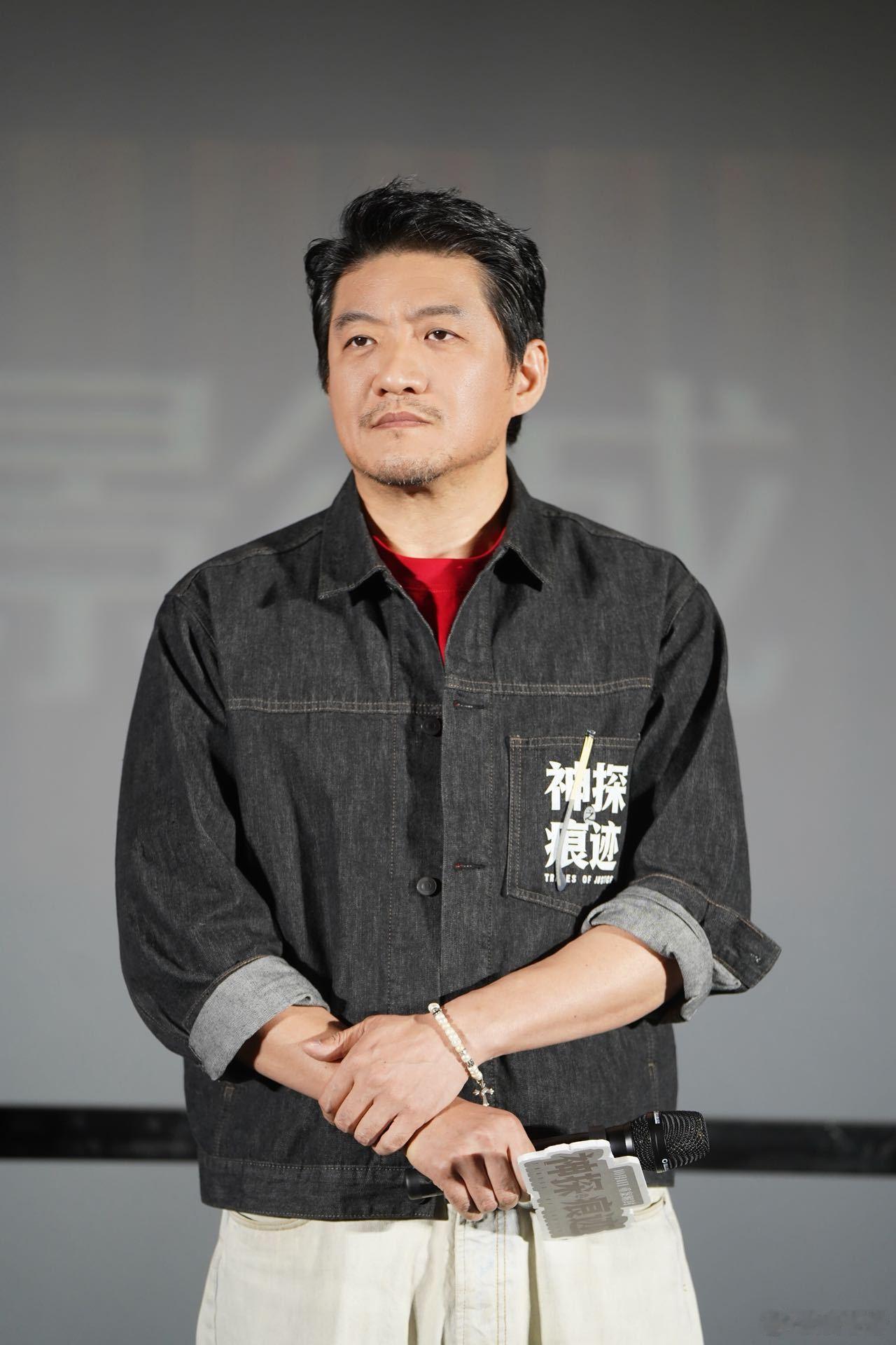陈明昊陈飞宇审讯室发狠飙戏《神探之痕迹》中陈飞宇在这段对手戏里的演绎很出彩。人物