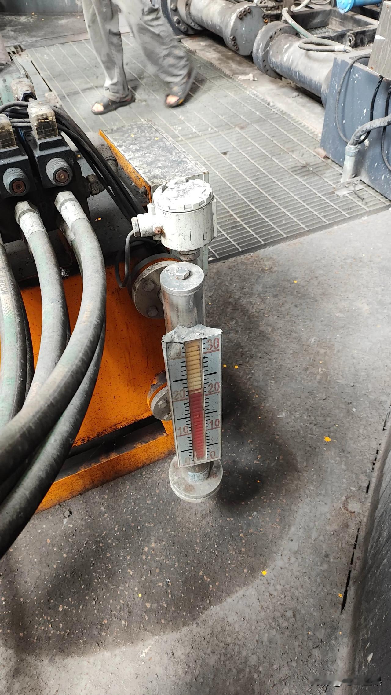 这是什么？很多电工的绊脚石

如图所示，有些液压系统经常会配备如图所示的电气元件