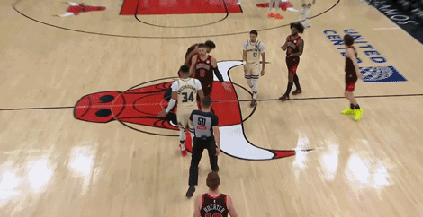 公牛已经很倒霉了，还要被人欺负。
公牛VS黄蜂比赛最后时刻，黄蜂已经以110-9