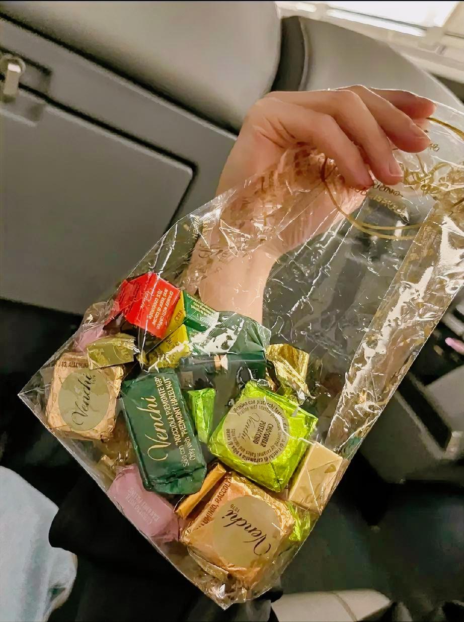 这世上没有任何一个人会无条件的爱另一个人（包括父母）。爱是 常觉亏欠，也自觉矜贵