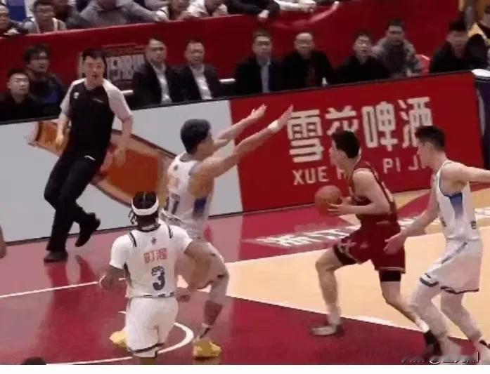 在今晚的浙江德比中，有一个判罚我完全没看明白，那就是程帅澎突破被鲁吐布拉帽翻这个