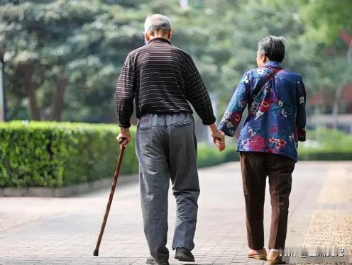 2024年云南曲靖，妻子去世第二天还未出殡，岳父母就拉着在家办丧事的女婿签协议，