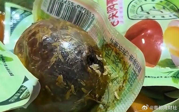 【#零食品牌门店售卖卤蛋被指布满蛆虫#！此前有店员给顾客下跪引关注】#零食品牌客