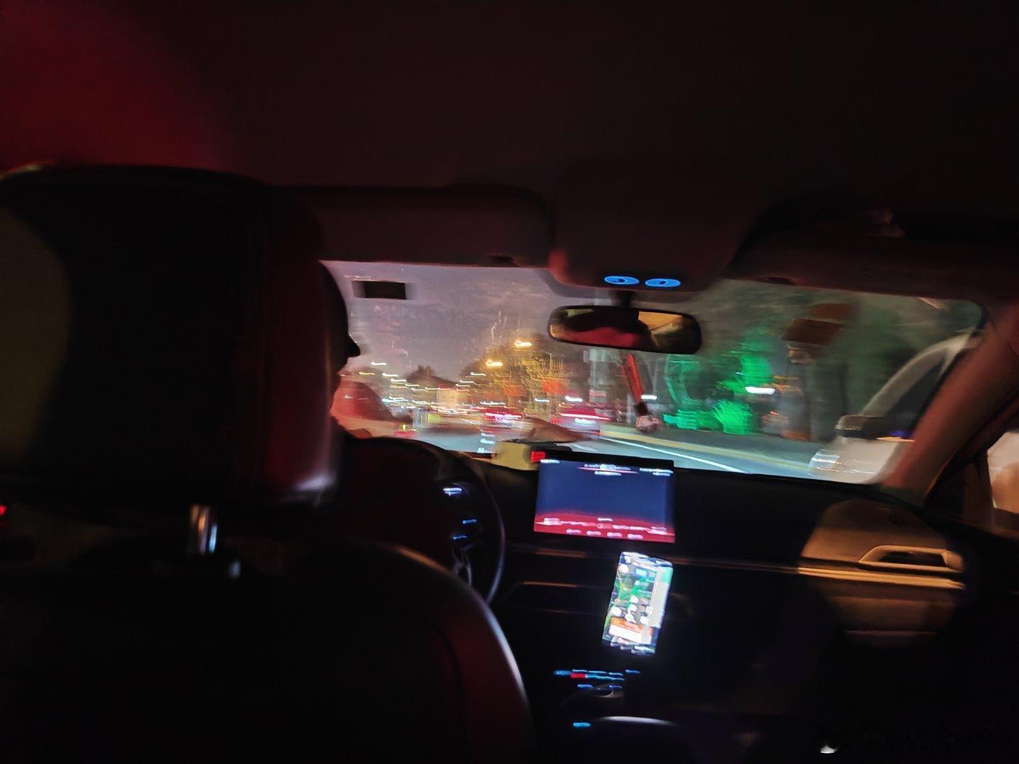 今天打车，打到一位62岁的老大爷，开车那叫一个猛呀在上海街头嗖嗖的从最左边变到最