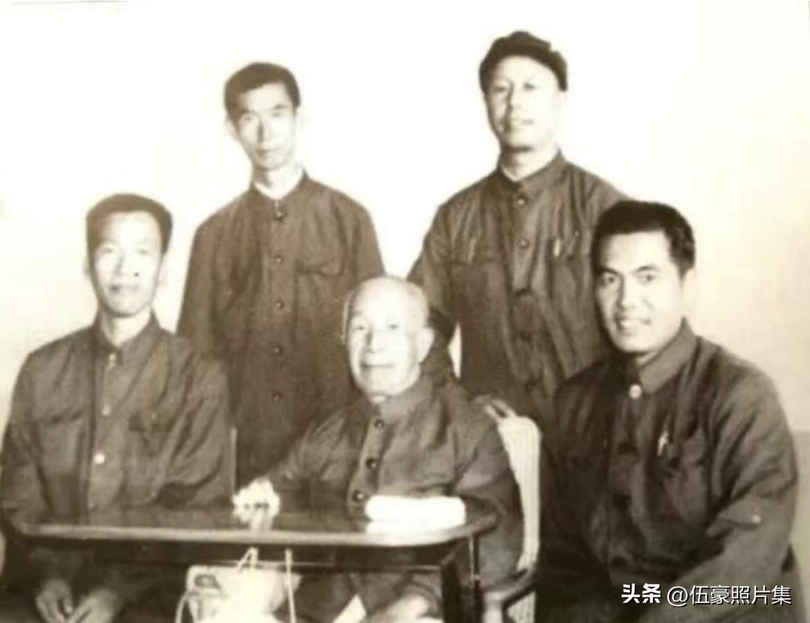 1983年深秋，北京医院病房里，病榻上的粟裕大将强撑病体，接见了家乡代表——湖南