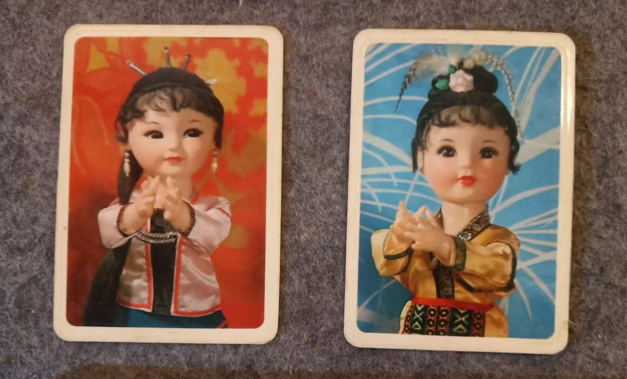 《1977年年历片》
      1977年，那时我刚上小学。3月份，我第一天去