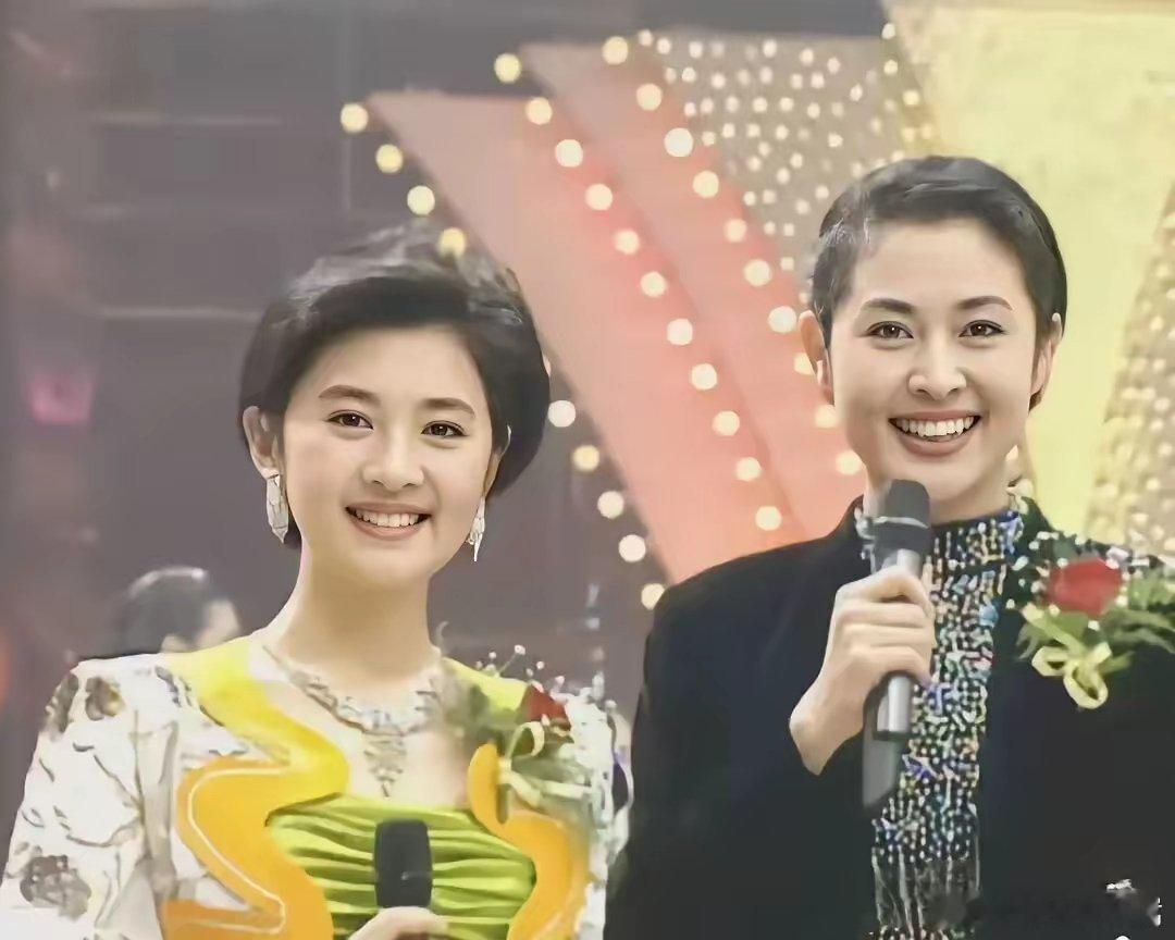 倪萍年轻时真的是长了一副“国泰民安”脸，大眼高鼻，明眸皓齿，鹅蛋脸。温婉大方，端