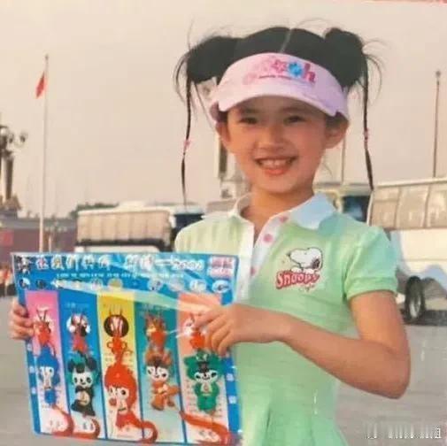 下图1⃣️是赵露思十年前担任奥林匹克中国少年形象大使的照片。

基本可以鉴定是原
