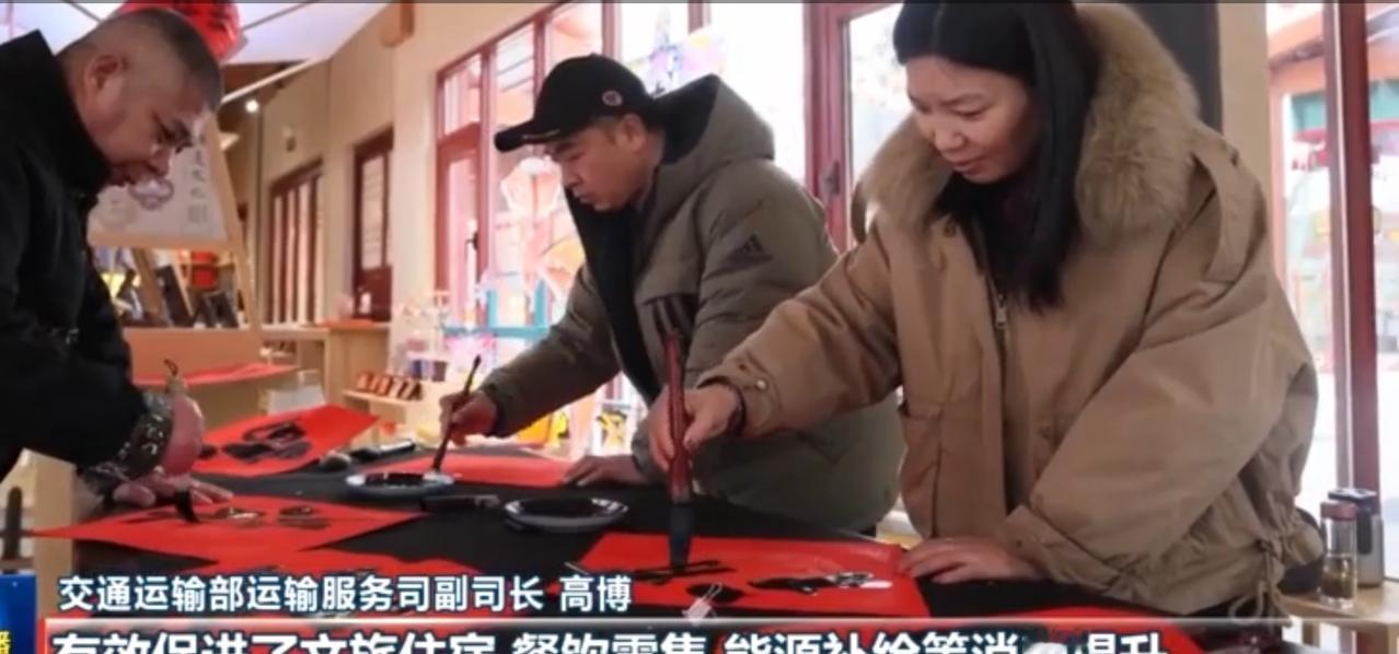 新春假期，全国文旅市场燃情升温。江南古巷里，汉服游人穿梭打卡；乡村民宿旁，露营家