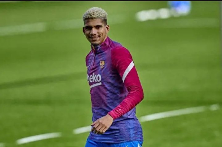 巴萨中后卫阿劳霍自今年7月初在美洲杯四分之一决赛中受伤后，已经休战近4个月。目前