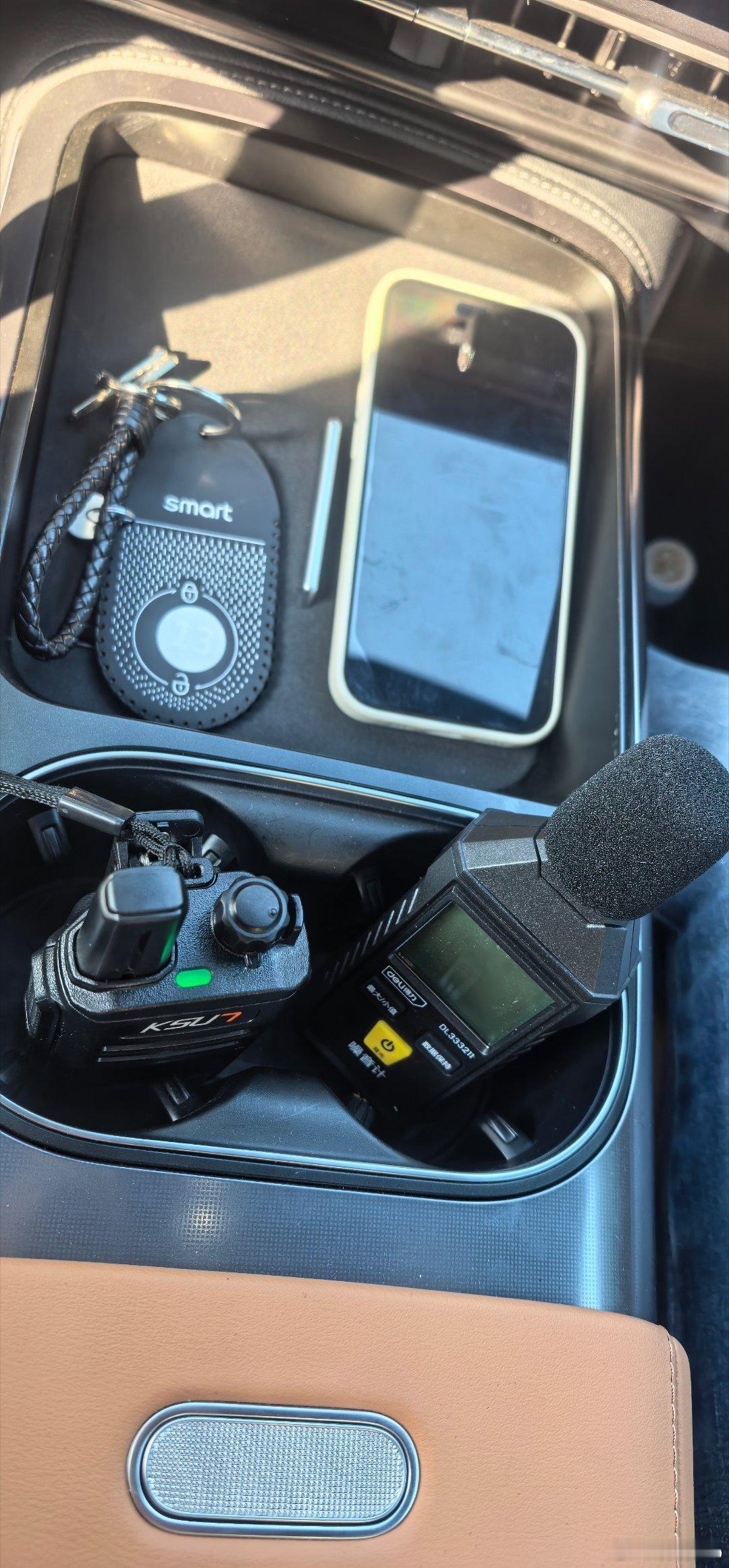 今天跟smart一起渡过。车上还给配了分贝仪，看来他们对静谧性很自信。精灵5EH