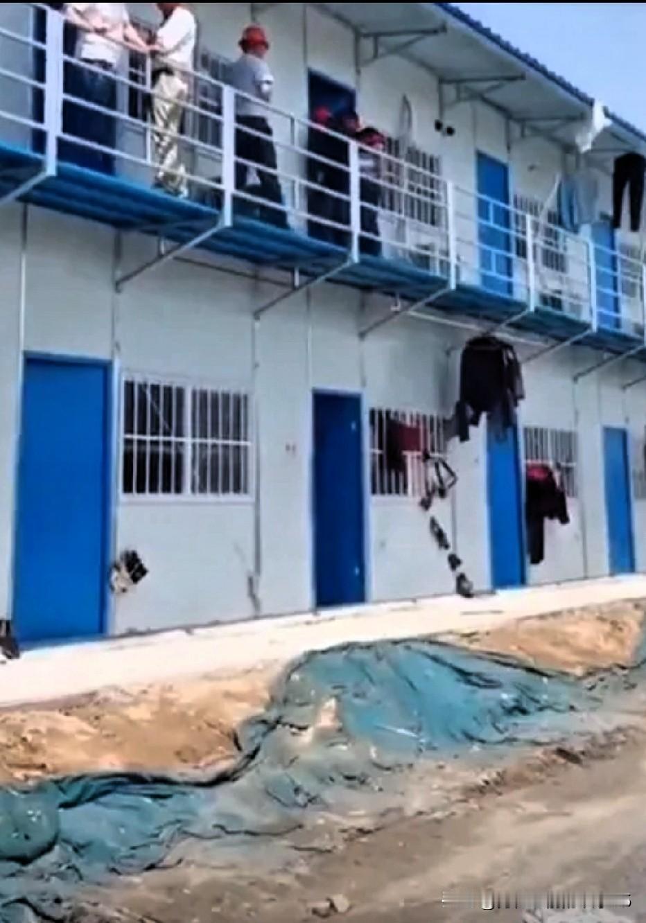 工地静得可怕，这绝对不是什么好兆头。

以前闹，说明还有希望把钱要回来；现在连响