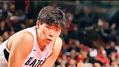 场均2.6分？
他的盖帽让对手在更衣室发抖。
最近五场发展联盟，他轰下14.1分