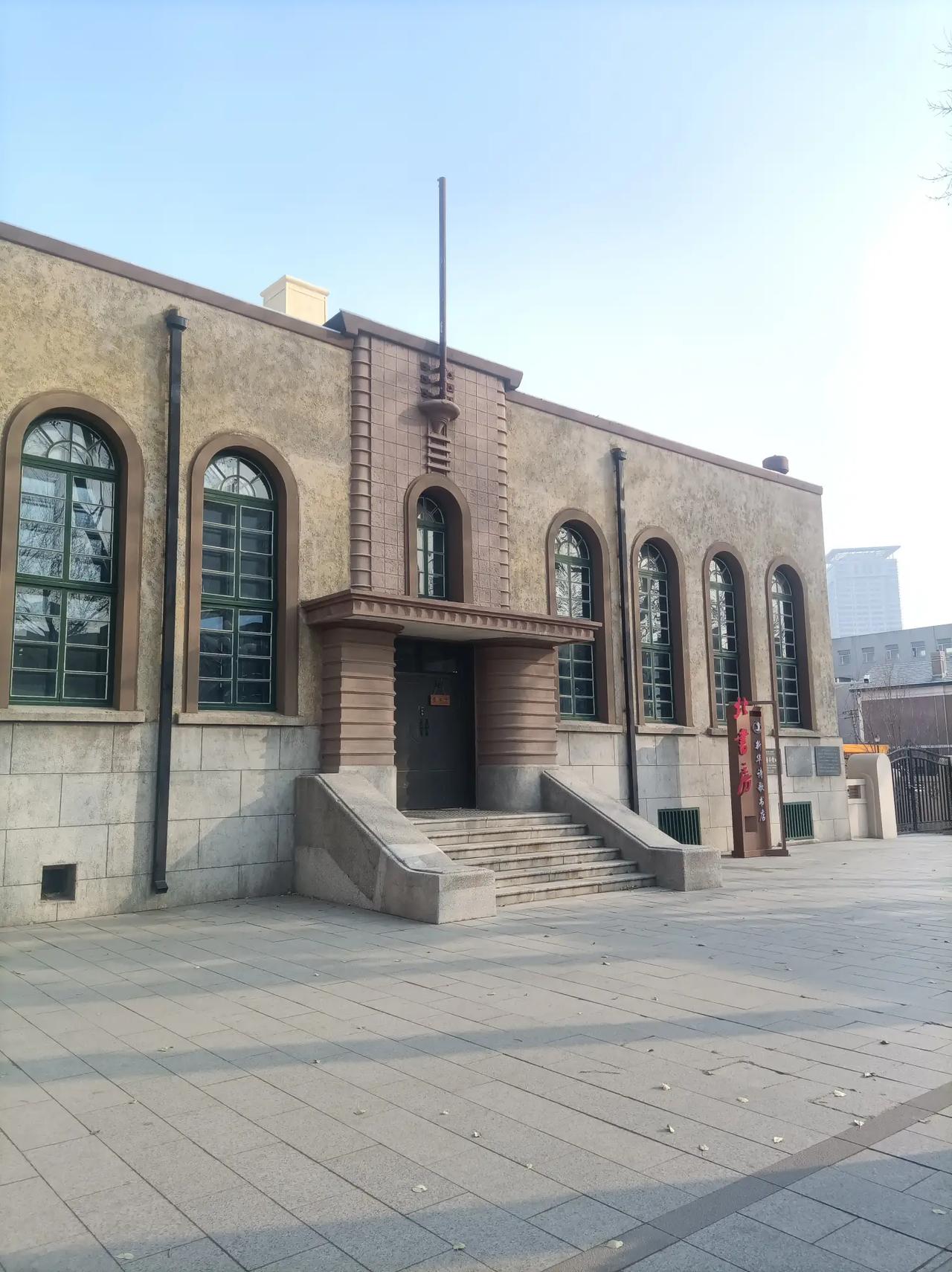 长春火车站前，东西南北各1公里。是长春市政府明令保护的历史街区。展现的是：百年之
