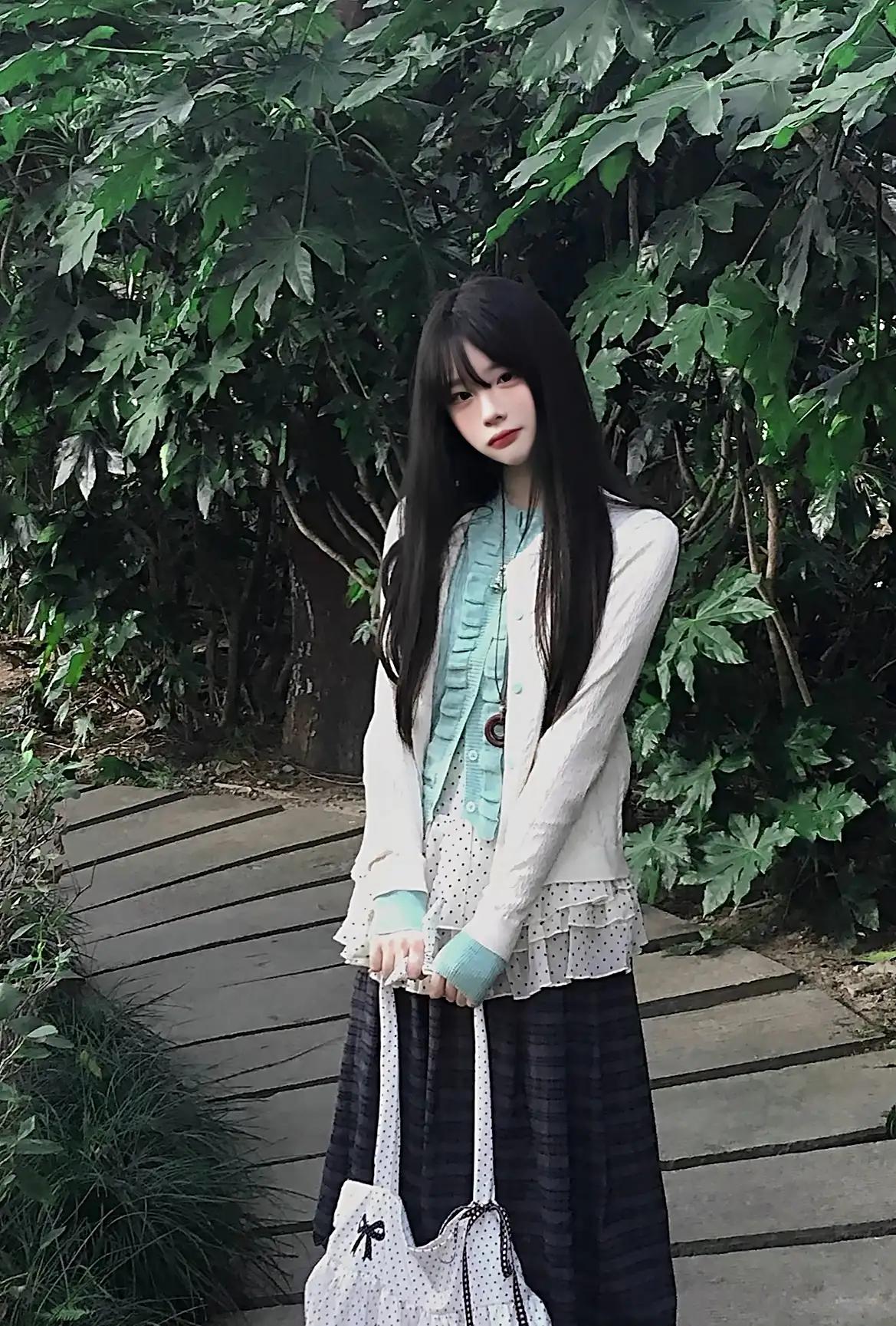 女孩子为了爱情远嫁，值得。
都说为了爱情，又不是为了生活。
对于大小姐来说值得，
