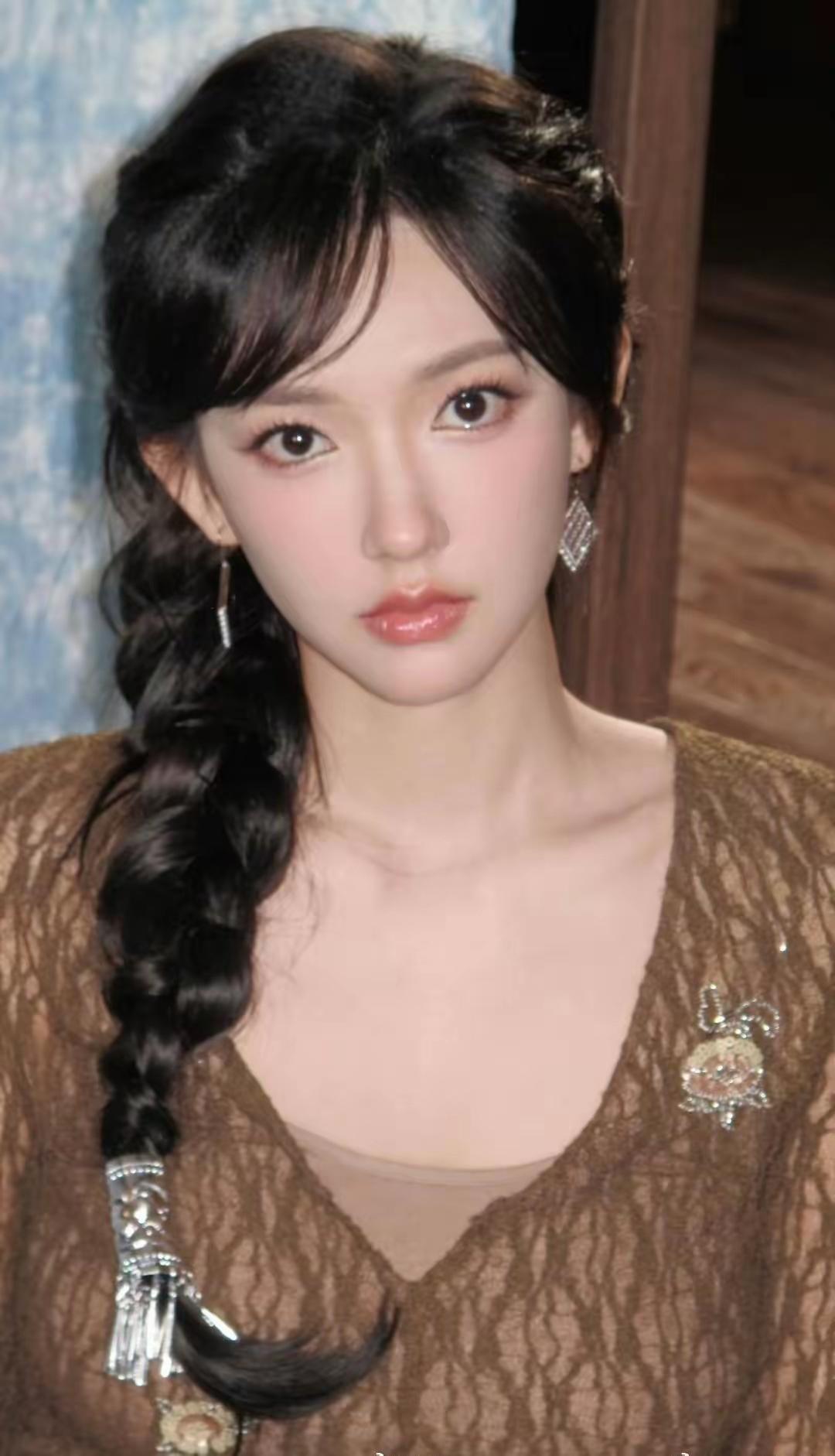 优雅复古风，精致妆容与复古耳环相得益彰，散发迷人魅力。人品重如山，良心比金贵！你